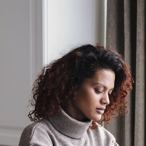 Une femme prépare sa candidature.